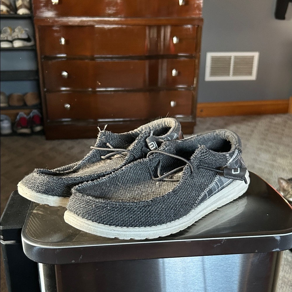 Size 8 Men’s Hey Dudes